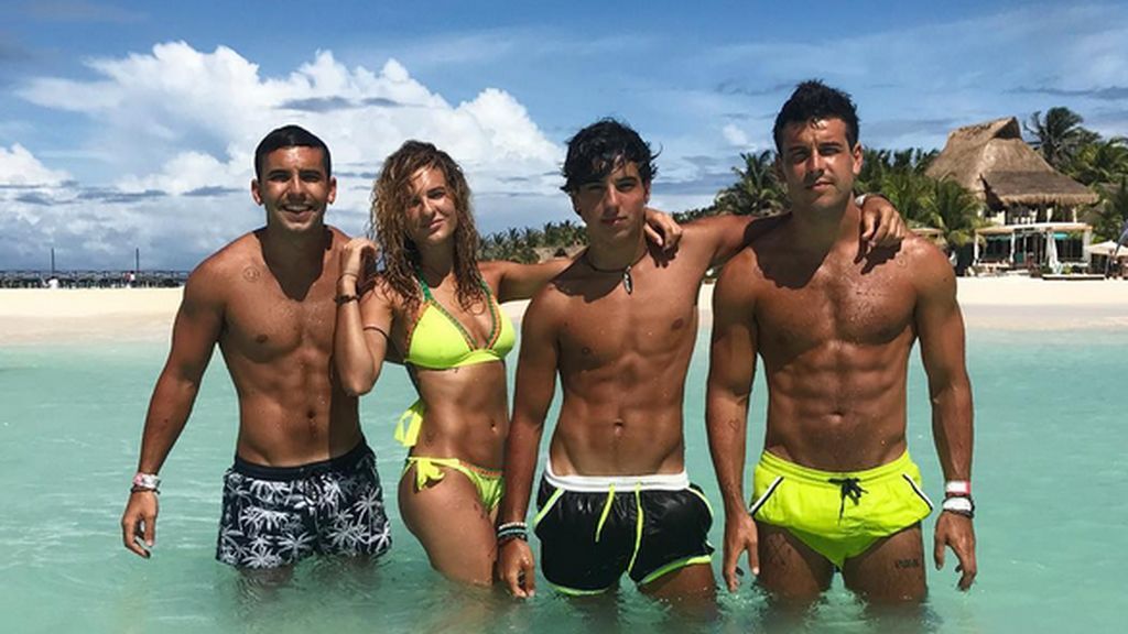 Sheila, Christian, Óscar y Daniel, los cuatro hermanos de Mario Casas que trabajan con él y son su pilar.