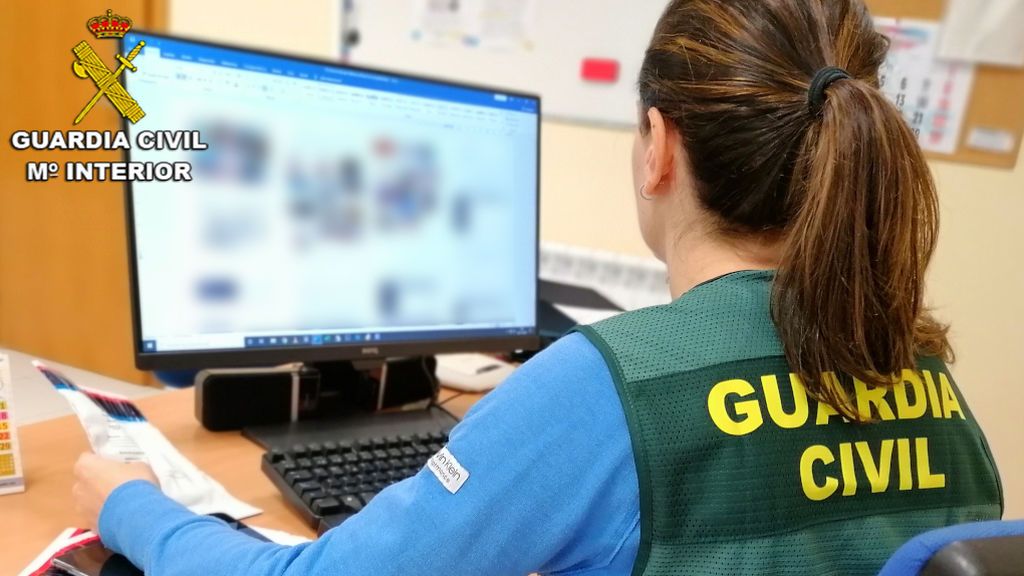 La Guardia Civil detiene a un pedófilo que acosaba a niños haciéndose pasar por observador de fútbol La Guardia Civil detiene a un pedófilo que acosaba a niños haciéndose pasar por observador de fútbol