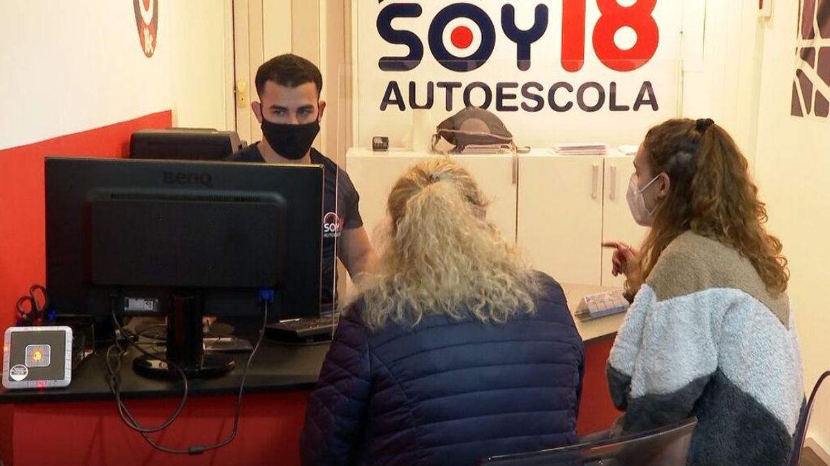 El miedo a contagiarse en el transporte público dispara las inscripciones en las autoescuelas El miedo a contagiarse en el transporte público dispara las inscripciones en las autoescuelas