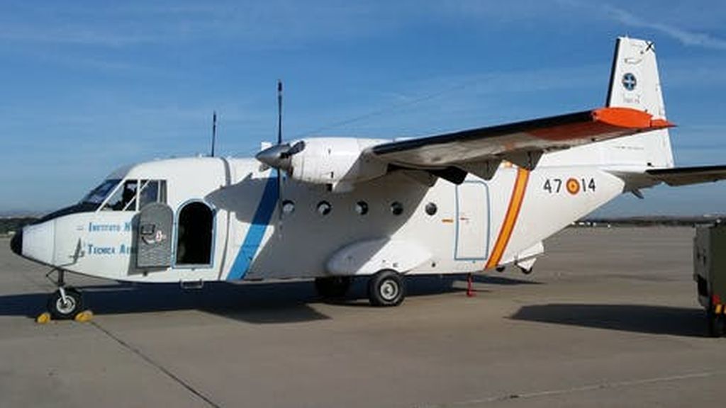 Aviocar C-212 del Ejército del Aire utilizado en la toma de muestras.