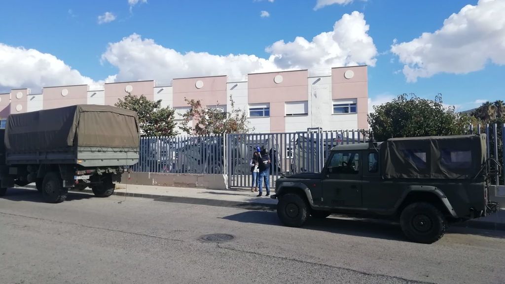 El Regimiento de Defensa ha desinfectado esta mañana la residencia La Molineta de Petrer, Alicante.