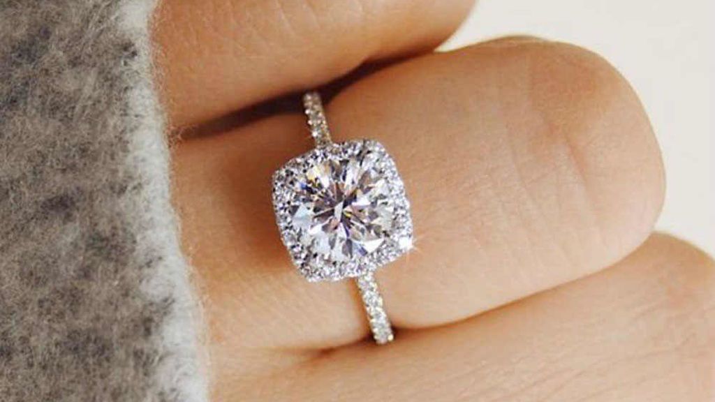 En el caso de que quieras comprar un anillo de compromiso será muy importante que seas sutil.