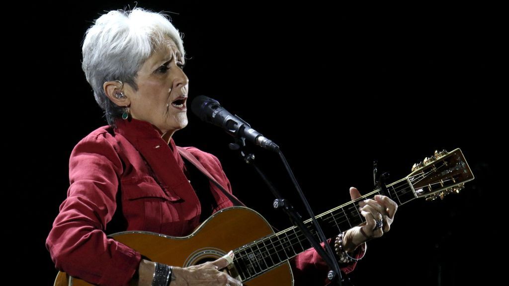 Celebrar la derrota de Trump a ritmo de electro-latino: el baile viral de la cantautora Joan Baez a sus 79 años