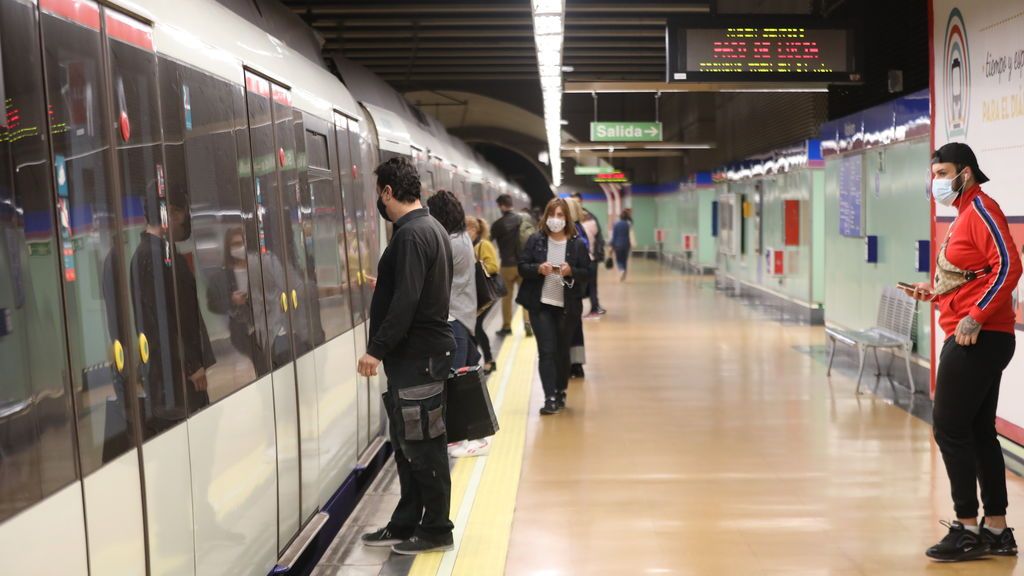 ¿Cuántos contagios menos habría si nadie hablase en un vagón de metro? Un estudio responde