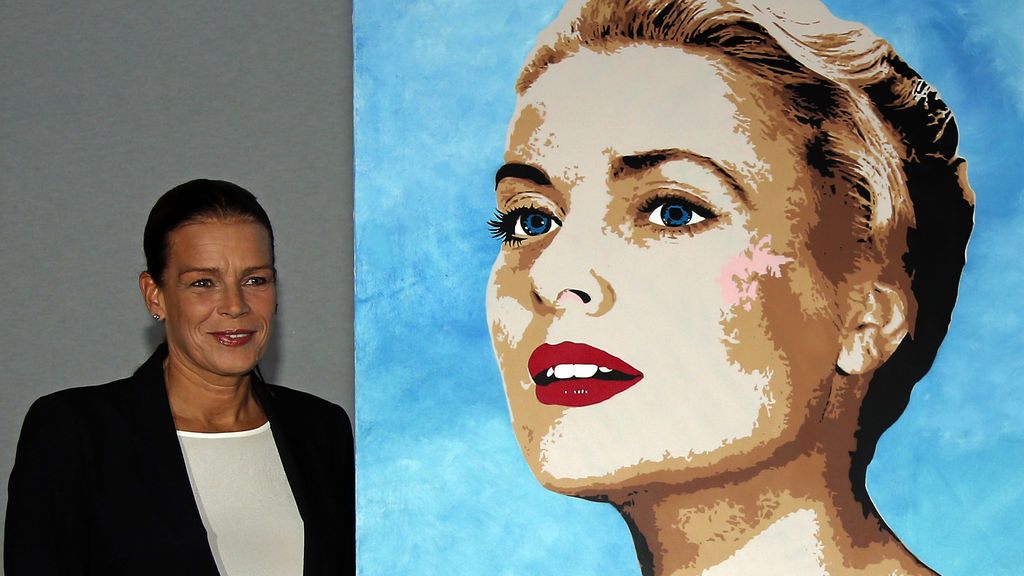 Estefanía de Mónaco posa junto a un retrato de su madre en un acto benéfico (2013)