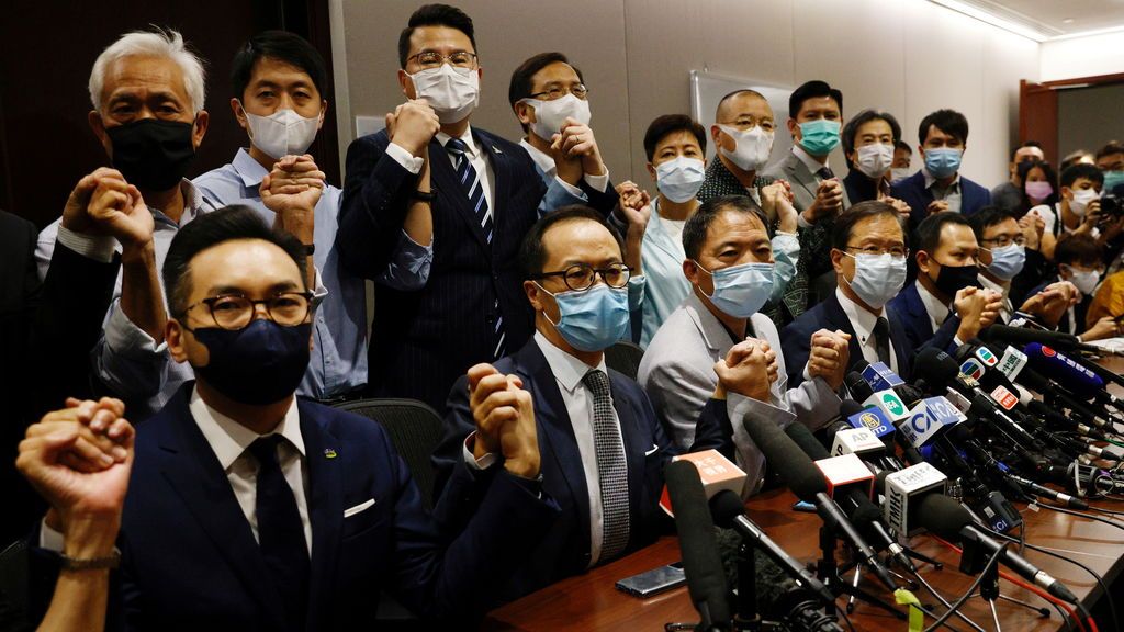 La oposición de Hong Kong dimite en bloque para protestar por la injerencia china La oposición de Hong Kong dimite en bloque para protestar por la injerencia china