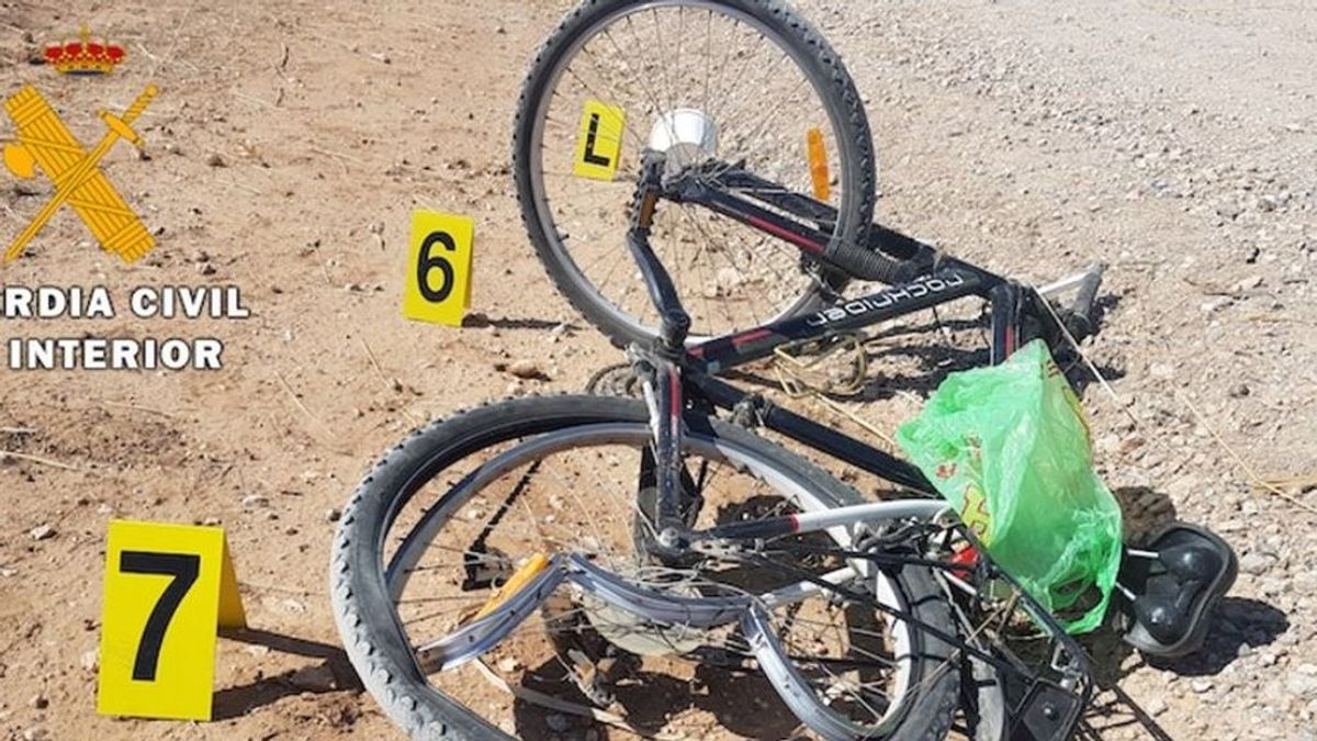 Detienen al presunto autor del atropello a un ciclista que escribió en la arena su matrícula en Almería Detienen al presunto autor del atropello a un ciclista que escribió en la arena su matrícula en Almería