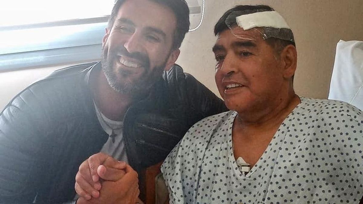 Maradona, dado de alta tras 9 días hospitalizado por un hematoma subdural: "Podría haberle costado la vida" Maradona, dado de alta tras 9 días hospitalizado por un hematoma subdural: "Podría haberle costado la vida"