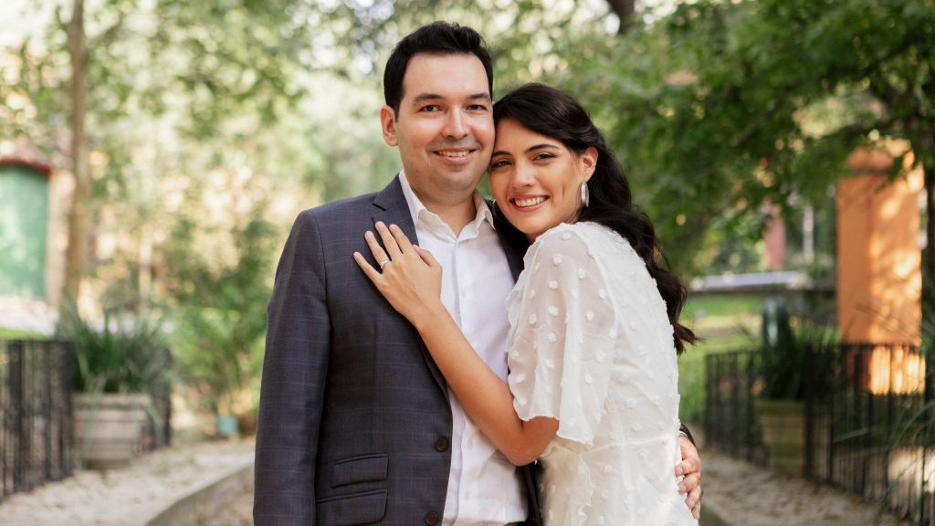 Jennifer tiene 26 años y vive con fe la religión católica: “Mi novio se convirtió por amor”