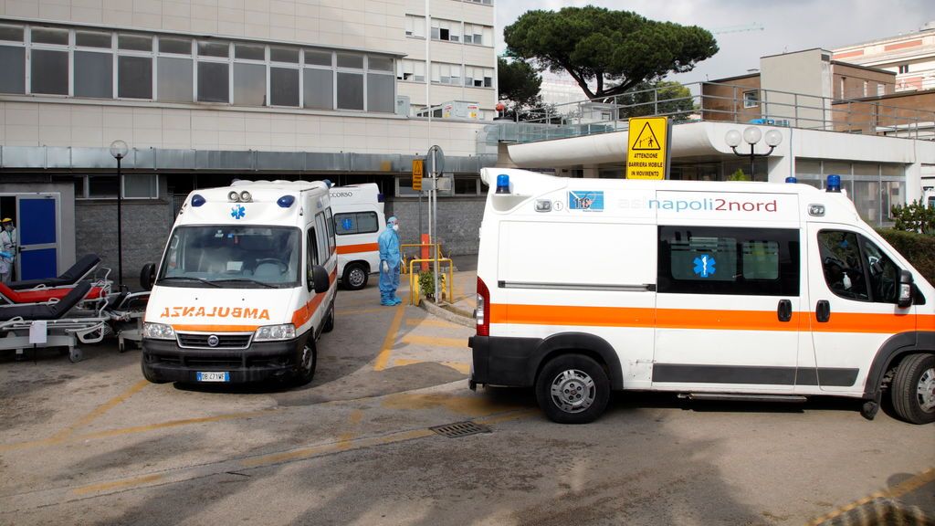 Italia: conmoción por la muerte de un paciente de coronavirus en el baño de un hospital en Nápoles Italia: conmoción por la muerte de un paciente de coronavirus en el baño de un hospital en Nápoles