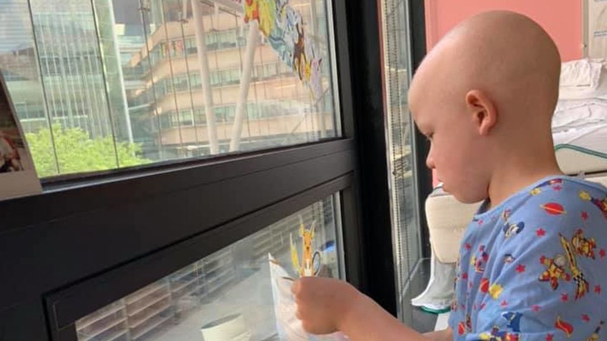 El precioso reencuentro de un niño con sus hermanos tras 75 días aislado recibiendo quimioterapia