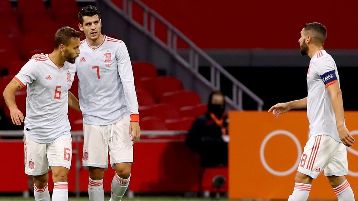 Morata felicita a Canales tras su gol a Holanda. Morata felicita a Canales tras su gol a Holanda.