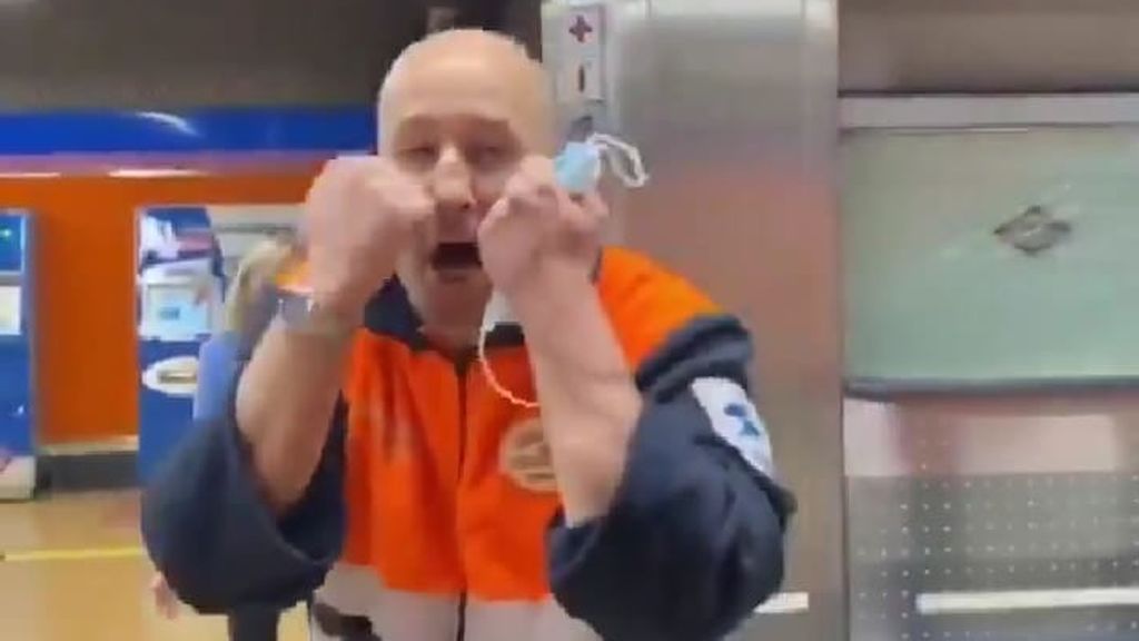 "¿Se lo vas a enseñar a tu papá?": retirado un vigilante de seguridad por encararse sin mascarilla a un joven en el Metro de Madrid "¿Se lo vas a enseñar a tu papá?": retirado un vigilante de seguridad por encararse sin mascarilla a un joven en el Metro de Madrid