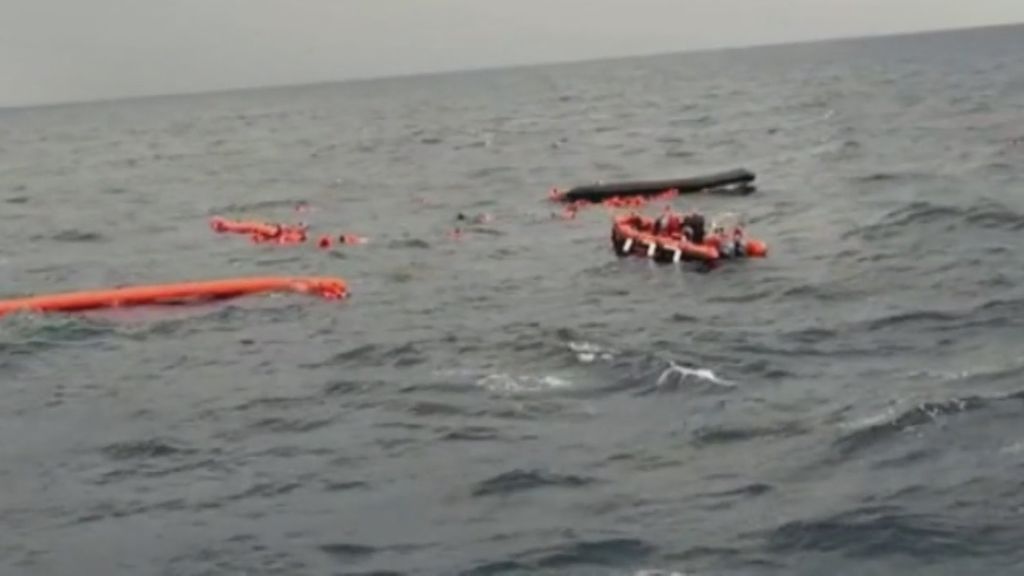 'Open Arms' recupera cinco cadáveres y un bebé muere a bordo tras el naufragio de una patera en el Mediterráneo