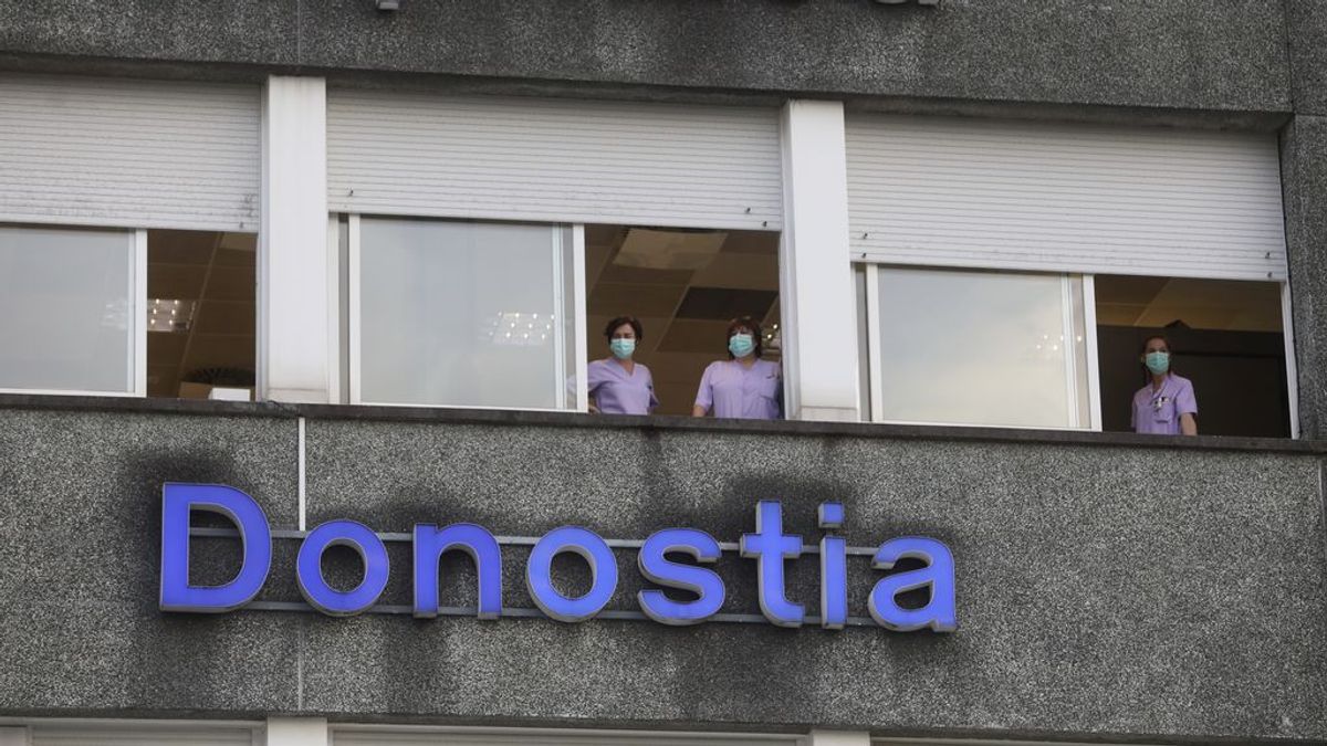 Tres brotes en el Hospital de Donosti dejan al menos 135 sanitarios contagiados Tres brotes en el Hospital de Donosti dejan al menos 135 sanitarios contagiados