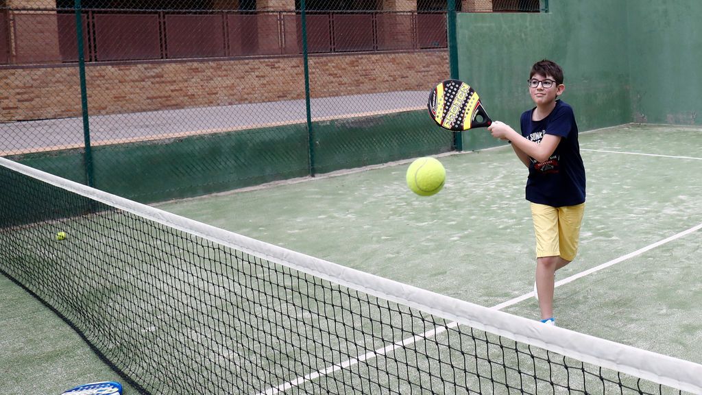 EuropaPress_3168823_nino_preadolescente_juega_madre_padel_pista_madrid_mismo_dia_consejo