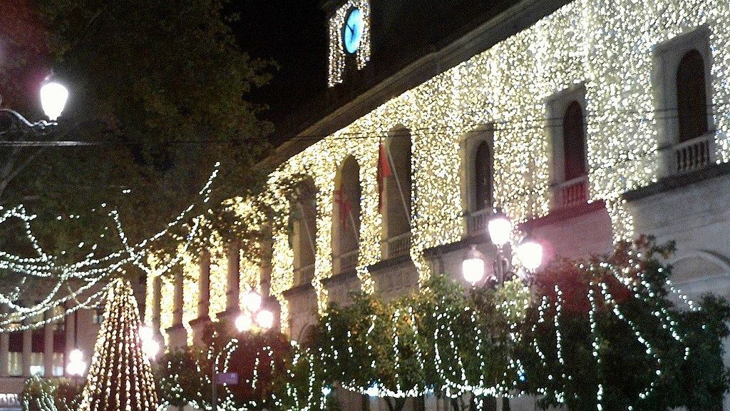 1024px-Ayuntamiento_de_Sevilla_Navidad