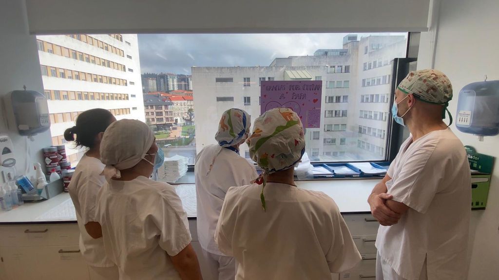 Los sanitarios leen el mensaje que les ha enviado Celia