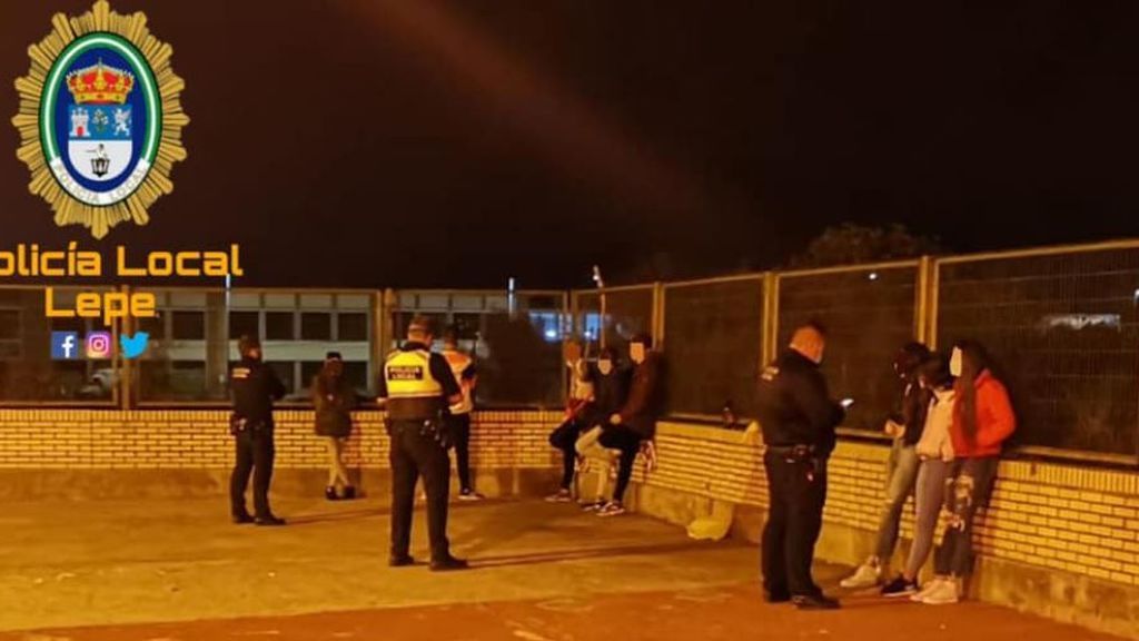 Denunciados nueve jóvenes del Lepe que hacían botellón en el patio de un colegio Denunciados nueve jóvenes del Lepe que hacían botellón en el patio de un colegio