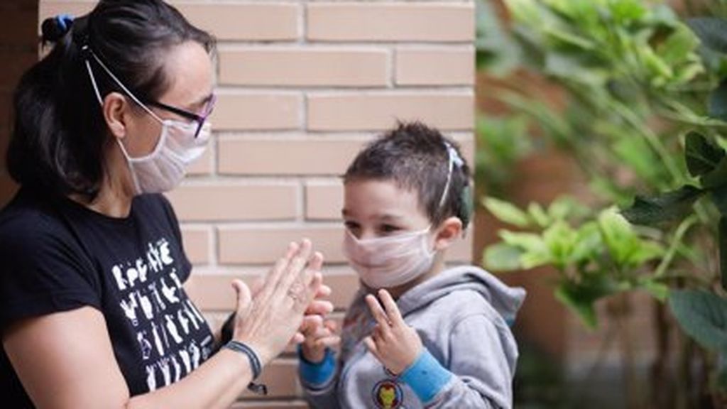 Cataluña da luz verde para la adquisición de mascarillas transparentes en las aulas con alumnos sordos