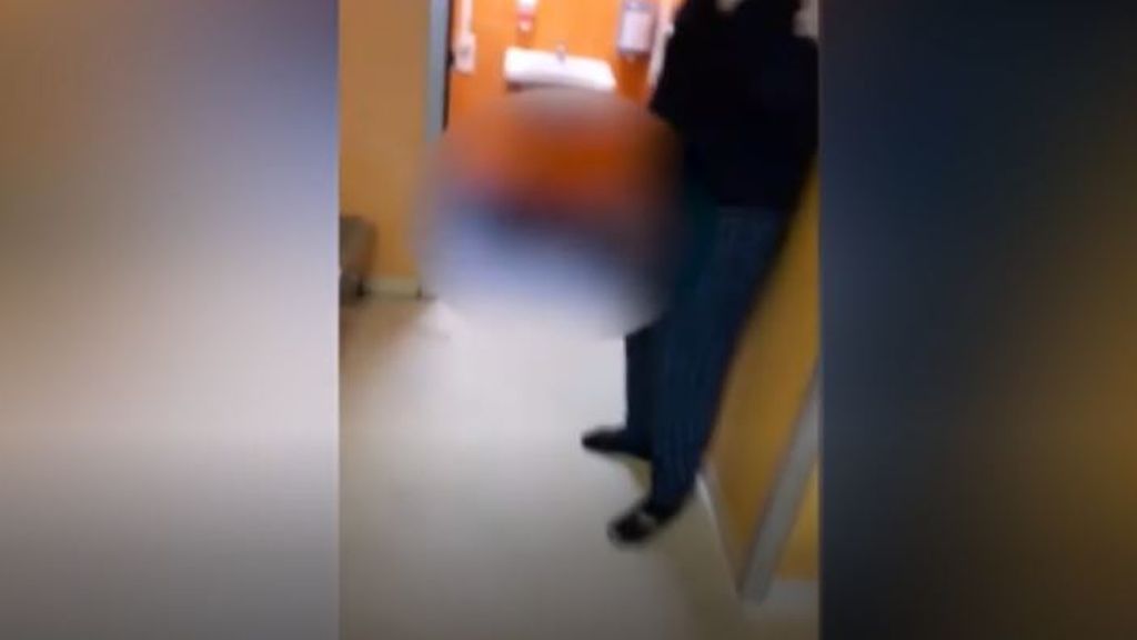 El vídeo de la vergüenza en Italia: un anciano muerto de covid en un baño de urgencia