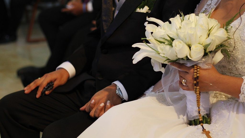 Una boda y siete funerales: el foco que desencadenó tres brotes masivos en cientos de kilómetros a la redonda Una boda y siete funerales: el foco que desencadenó tres brotes masivos en cientos de kilómetros a la redonda