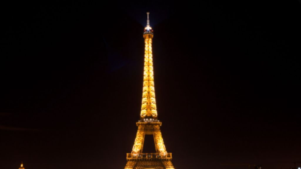 La torre Eiffel se ilumina en recuerdo a los muertos de Bataclan