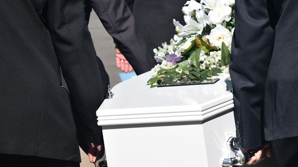 Una familia organiza el funeral de un pariente y luego lo encuentran desayunando tranquilamente en el hospital