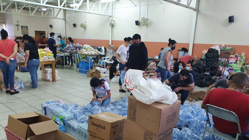 Los voluntarios como Reinaldo son quienes han ayudado de verdad a los afectados.