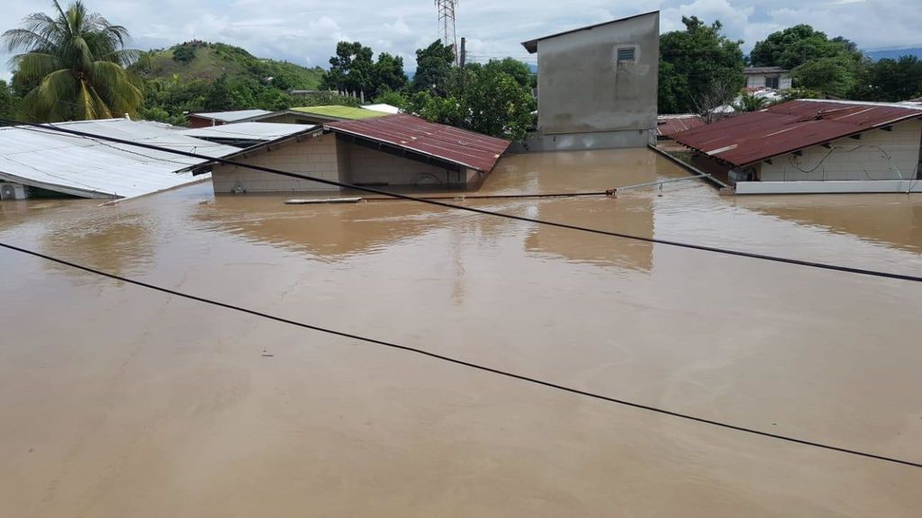El agua llegó prácticamente a cubrir las casas de los hondureños.