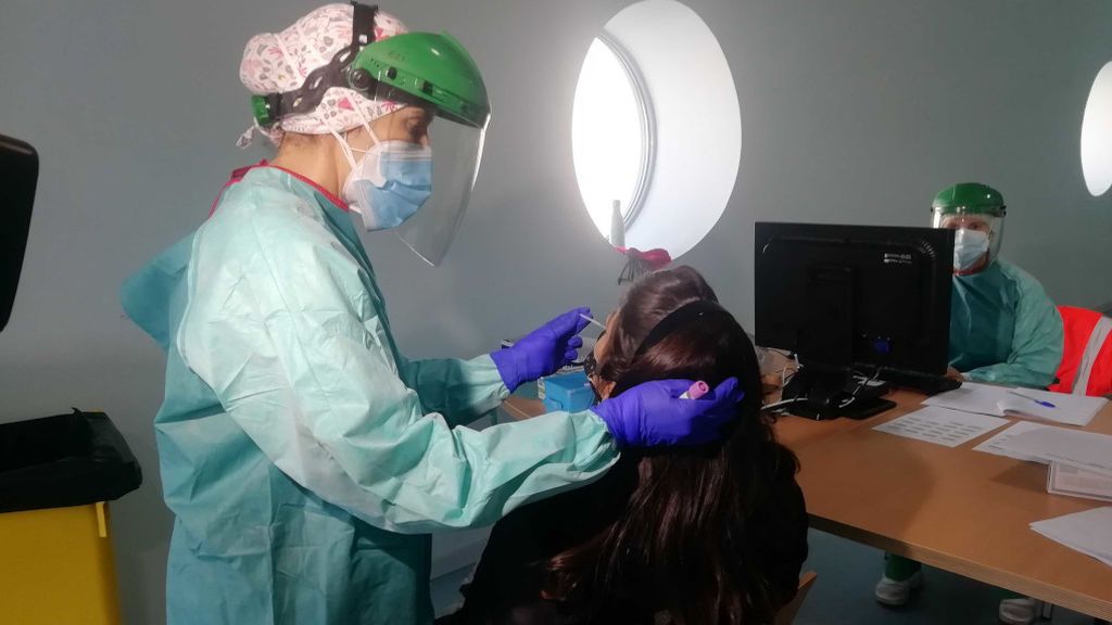 Una sanitaria toma una muestra PCR a una mujer en Ribeira (A Coruña) Una sanitaria toma una muestra PCR a una mujer en Ribeira (A Coruña)