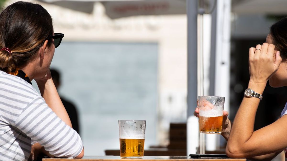 Sanidad advierte: una caña diaria para las chicas y una jarra para los chicos como máximo Sanidad advierte: una caña diaria para las chicas y una jarra para los chicos como máximo