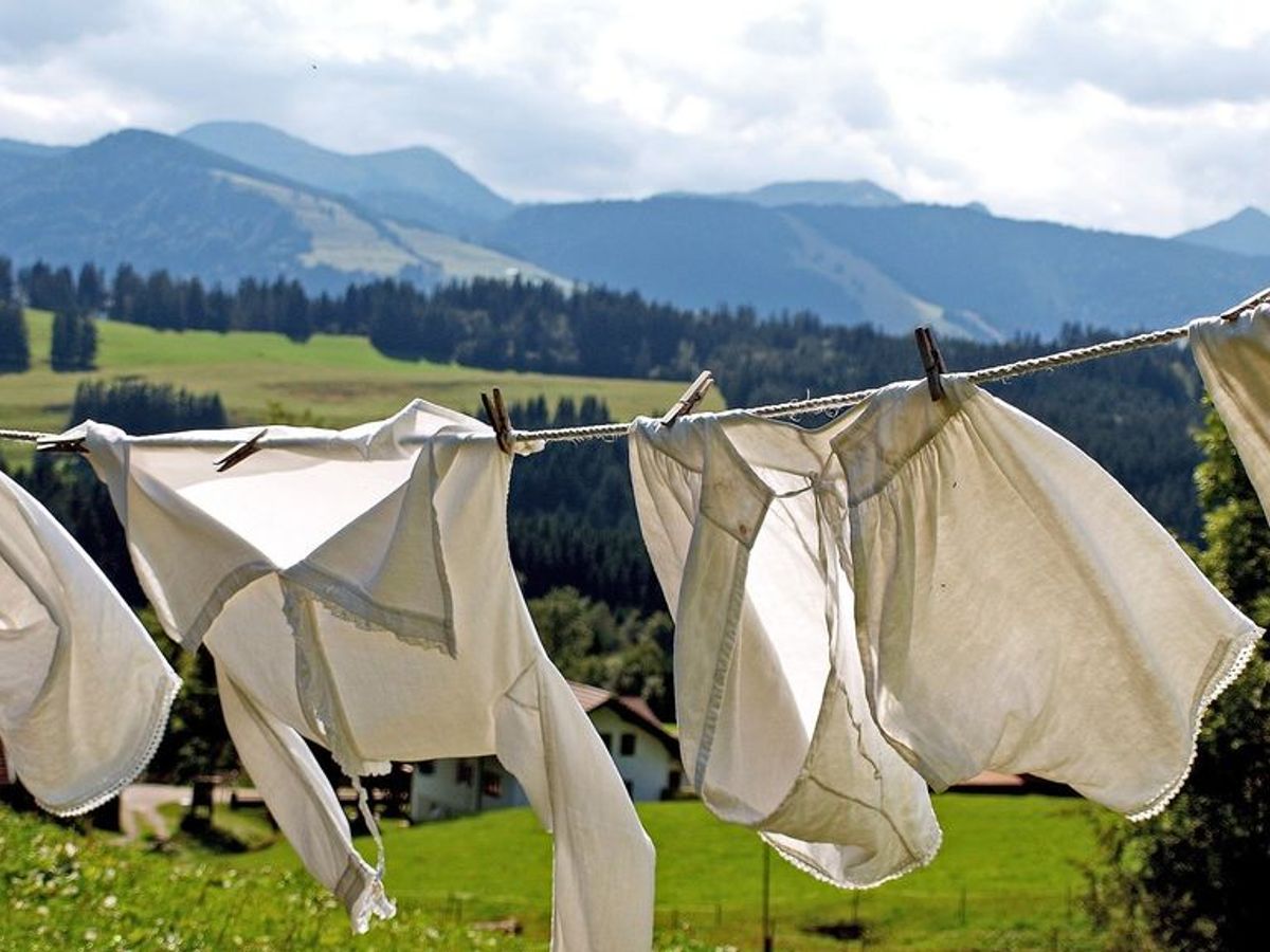 Cómo eliminar el olor a humedad de la ropa mal secada - Uppers
