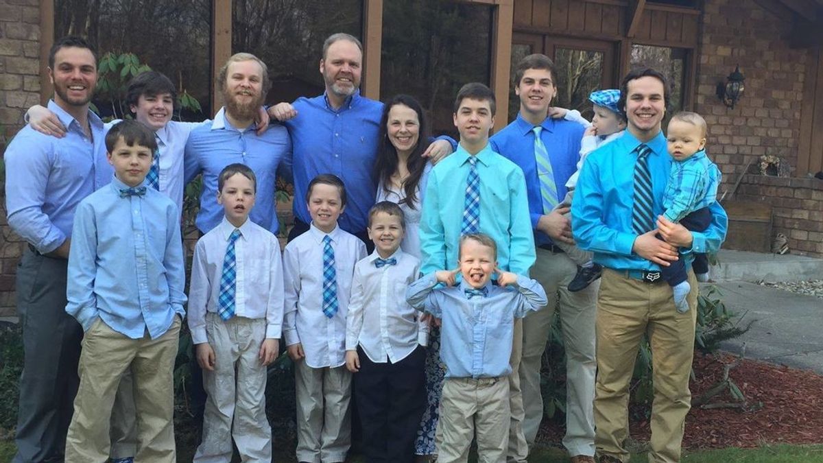 Una familia americana con 14 hijos varones celebra el nacimiento de una niña