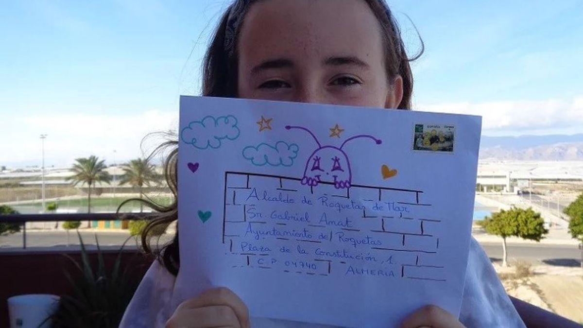 La carta de los niños de Roquetas de Mar a su alcalde para salvar la Navidad: “Podéis repartir los dibujos que hacemos en las residencias” La carta de los niños de Roquetas de Mar a su alcalde para salvar la Navidad: “Podéis repartir los dibujos que hacemos en las residencias”