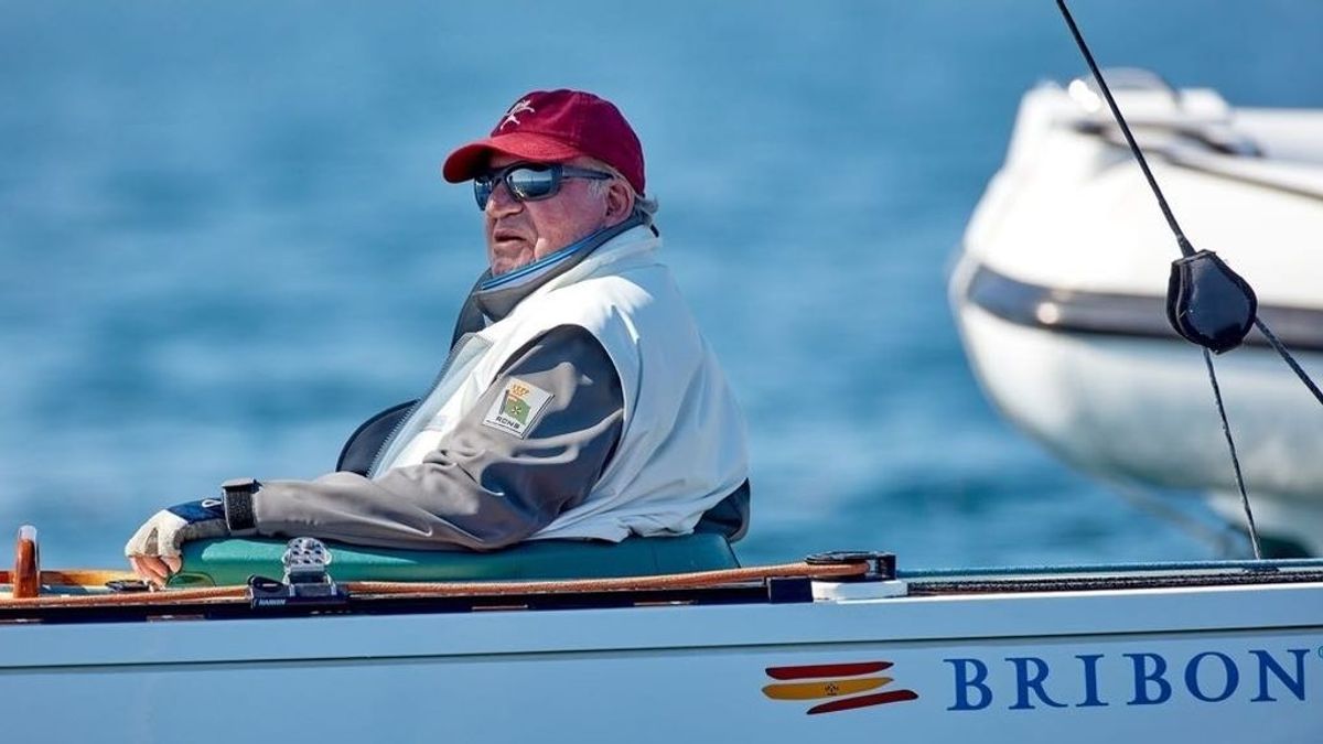 El rey emérito Juan Carlos I en una regata con el Bribón El rey emérito Juan Carlos I en una regata con el Bribón