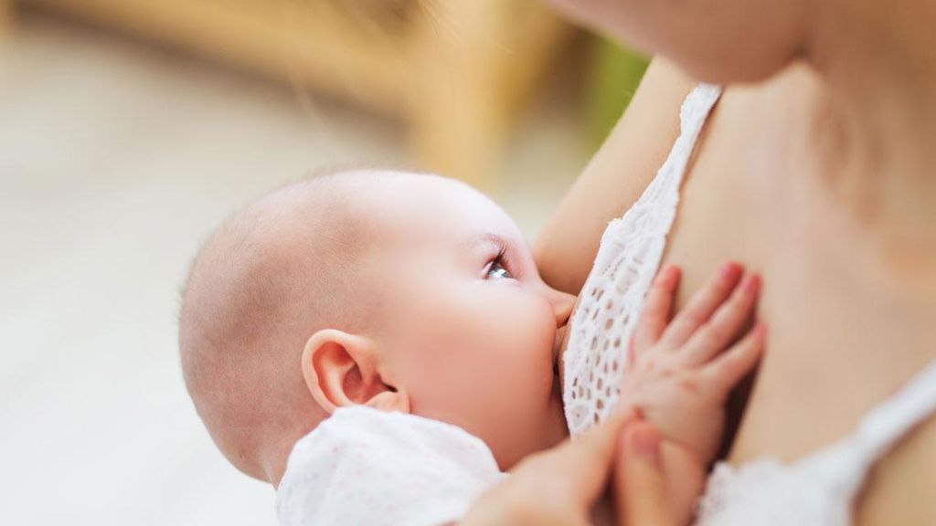 Tras su nacimiento, los bebés se engancharál pecho fácilmente.