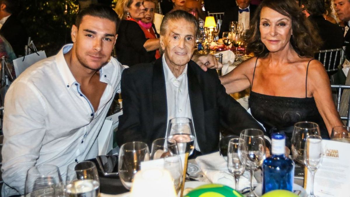 Jacobo Ostos, con sus padres, Jaime Ostos y Mª Ángeles Grajal Jacobo Ostos, con sus padres, Jaime Ostos y Mª Ángeles Grajal