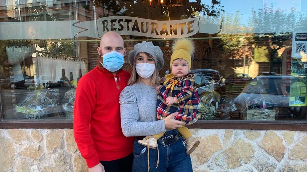 Jony, Leticia y la pequeña Shaira, que no podrá ver a sus abuelos estos días.
