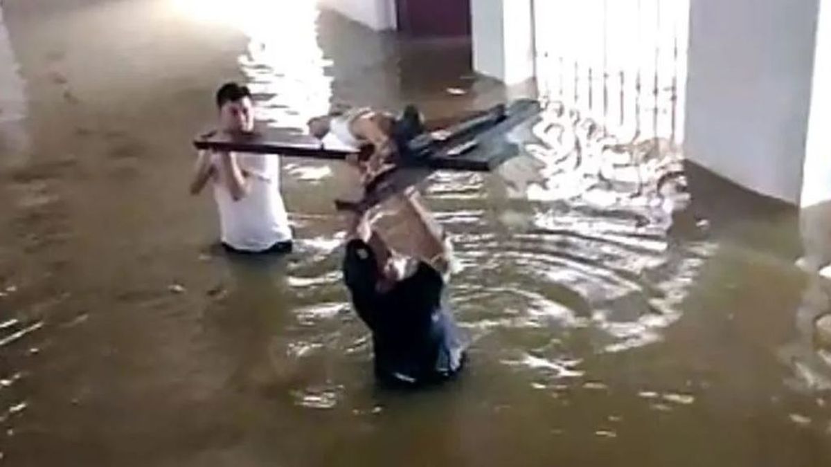 Un sacerdote de Valencia, en el corazón del huracán en Honduras: "Estamos sobreviviendo con las donaciones" Un sacerdote de Valencia, en el corazón del huracán en Honduras: "Estamos sobreviviendo con las donaciones"