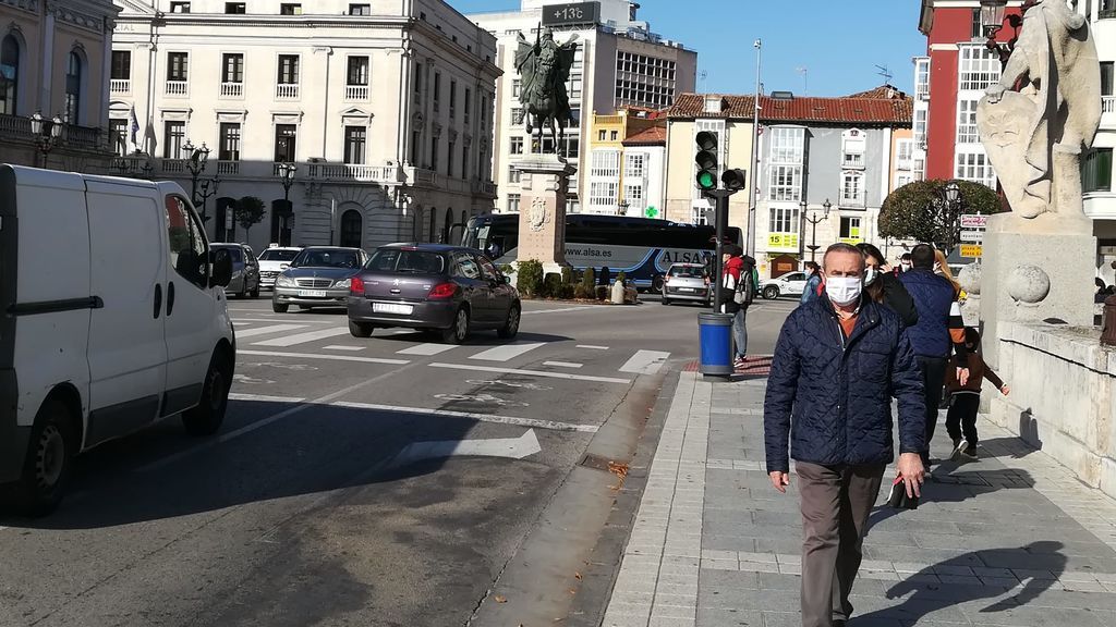 Dar un paseo "a tres" es de las pocas cosas que pueden a hacer los burgaleses estos días.
