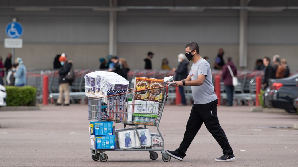 EuropaPress_3407939_01_november_2020_england_leicester_shopper_is_seen_outside_costco_store_as