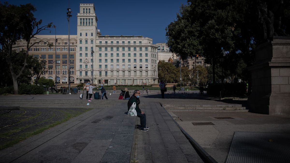 EuropaPress_3398352_hombre_sentado_plaza_cataluna_primera_manana_despues_toque_queda_barcelona EuropaPress_3398352_hombre_sentado_plaza_cataluna_primera_manana_despues_toque_queda_barcelona