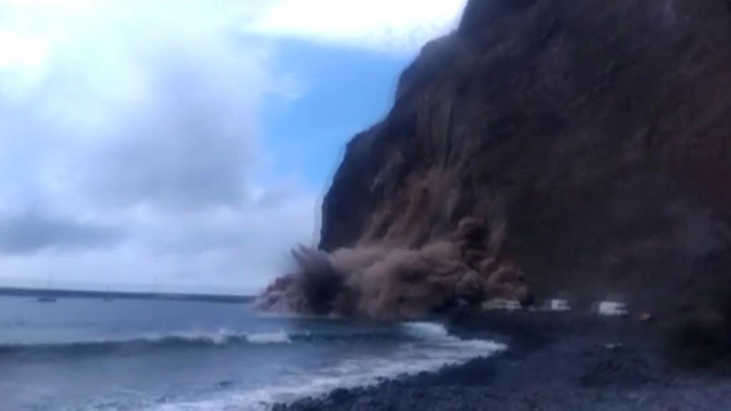 Impresionante desprendimiento de tierra en un barranco de La Gomera