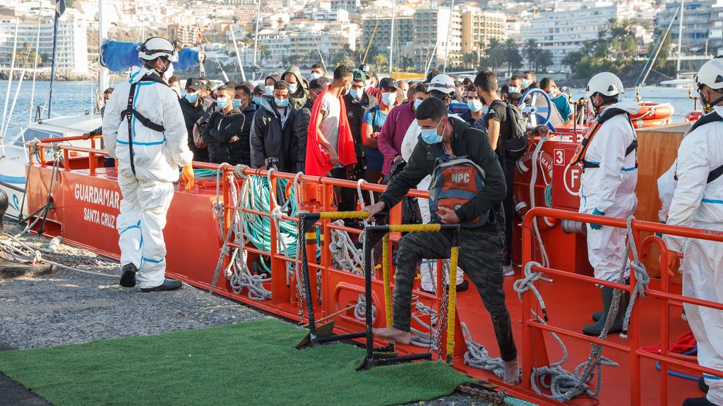 Rescatan 12 pateras con 318 personas en aguas próximas a Canarias Rescatan 12 pateras con 318 personas en aguas próximas a Canarias