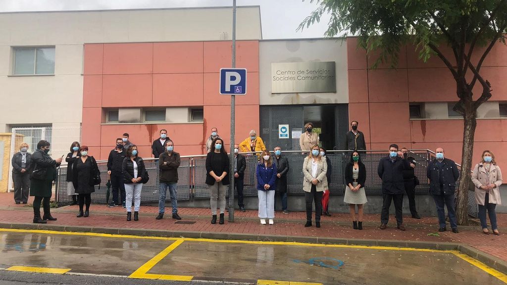 Minuto de silencio por la mujer asesinada a manos de su marido en Palomares del Río Minuto de silencio por la mujer asesinada a manos de su marido en Palomares del Río