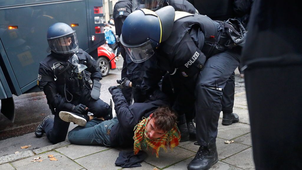 Disturbios en Fráncfort tras una marcha contra las restricciones por el coronavirus Disturbios en Fráncfort tras una marcha contra las restricciones por el coronavirus