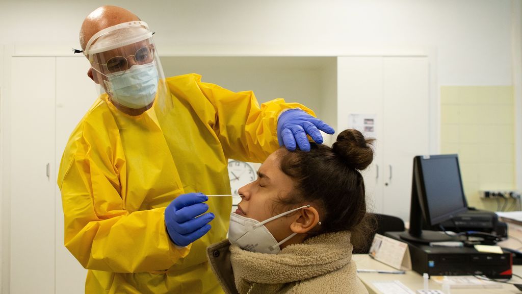 Suben las muertes diarias por coronavirus en Madrid hasta 34 pero bajan los contagios y las hospitalizaciones Suben las muertes diarias por coronavirus en Madrid hasta 34 pero bajan los contagios y las hospitalizaciones