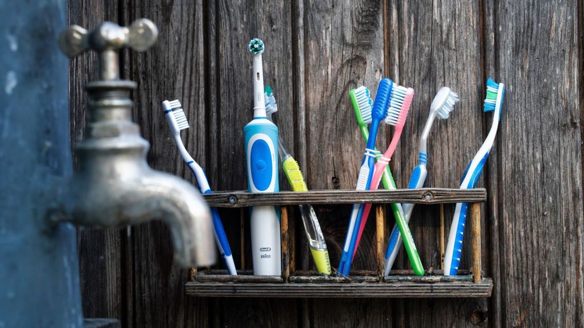 Tu pasta de dientes podría estar cargándose el planeta: así son los plásticos que llevan algunas