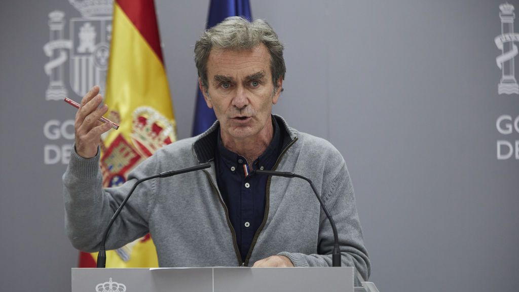 Los colegios de médicos piden el cese de Fernando Simón y que un comité de expertos gestione la pandemia Los colegios de médicos piden el cese de Fernando Simón y que un comité de expertos gestione la pandemia